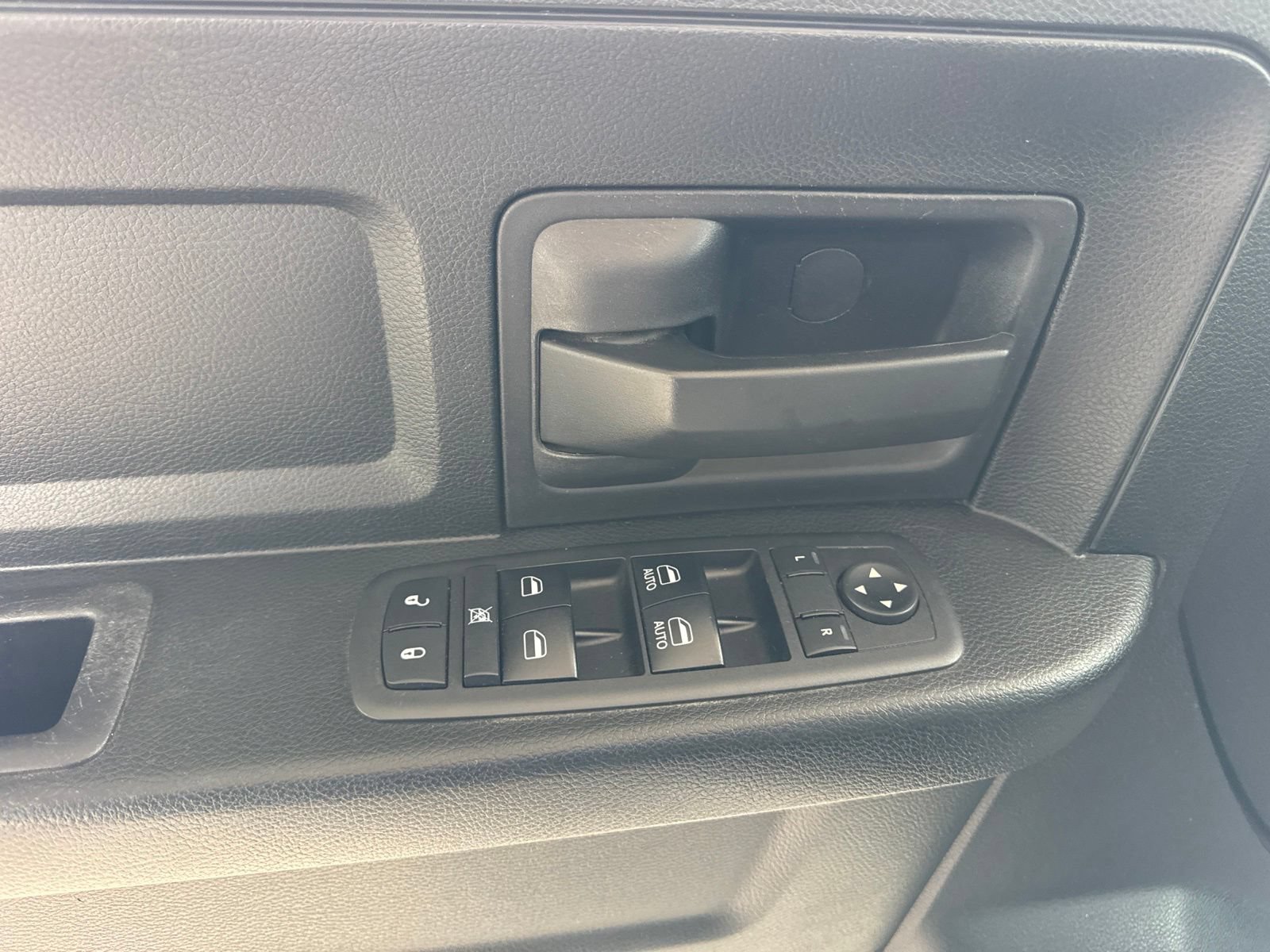 Used 2018 RAM 1500 ST w/ SXT Appearance Group AWD/4WD image 23