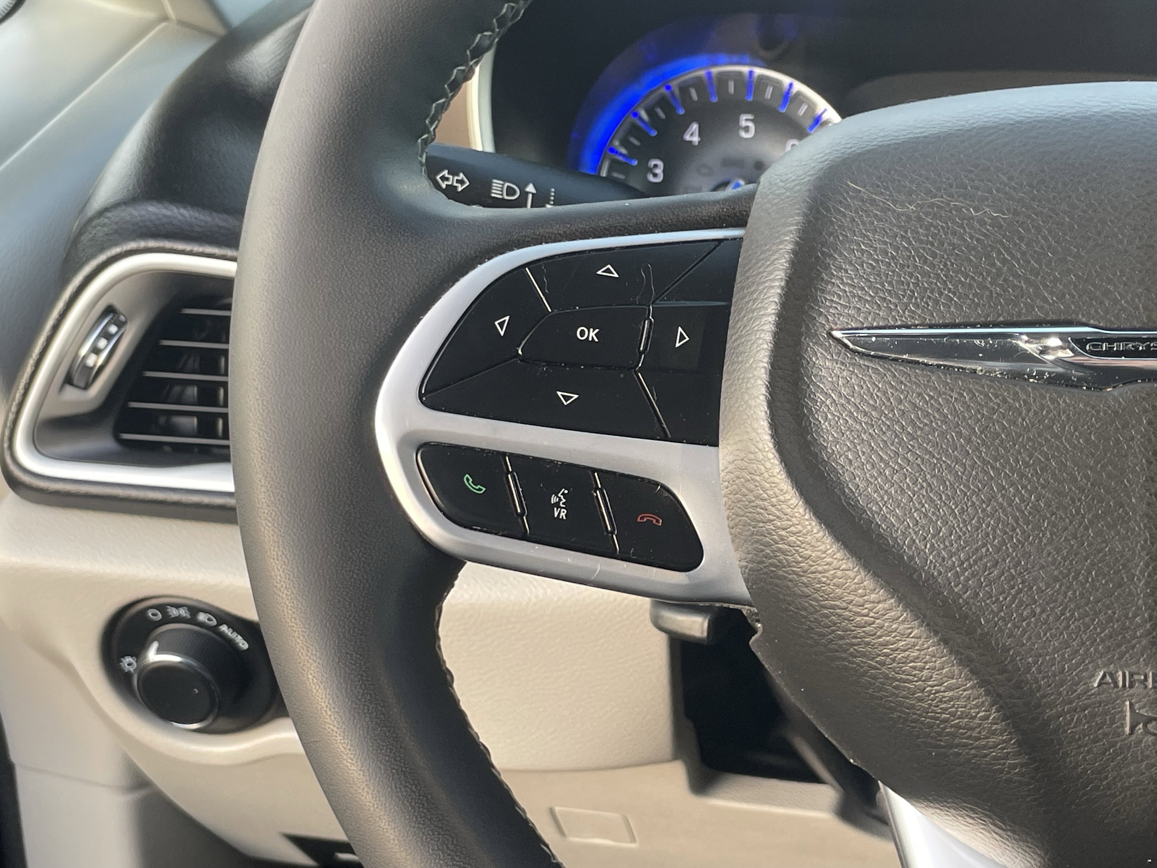 Used 2022 Chrysler Voyager LX image 19