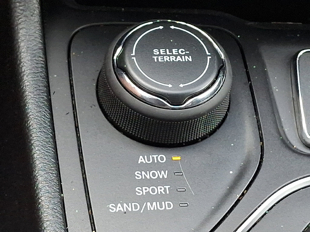 Used 2019 Jeep Cherokee Latitude Plus w/ Comfort/Convenience Group AWD/4WD image 23