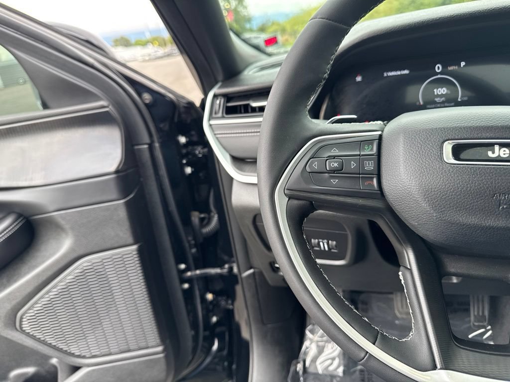 Used 2025 Jeep Grand Cherokee Altitude AWD/4WD image 24