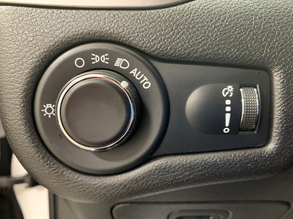 Used 2020 Jeep Cherokee Latitude FWD image 24