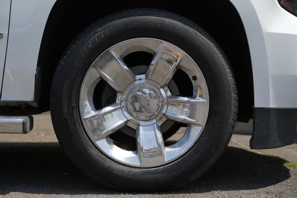 Used 2018 Chevrolet Suburban LT w/ LT Signature Package RWD image 10