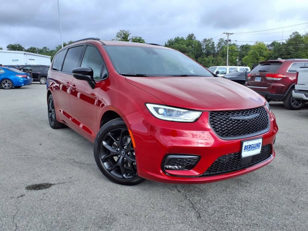 New 2026 Chrysler Pacifica Limited w/ S Appearance Package image 2