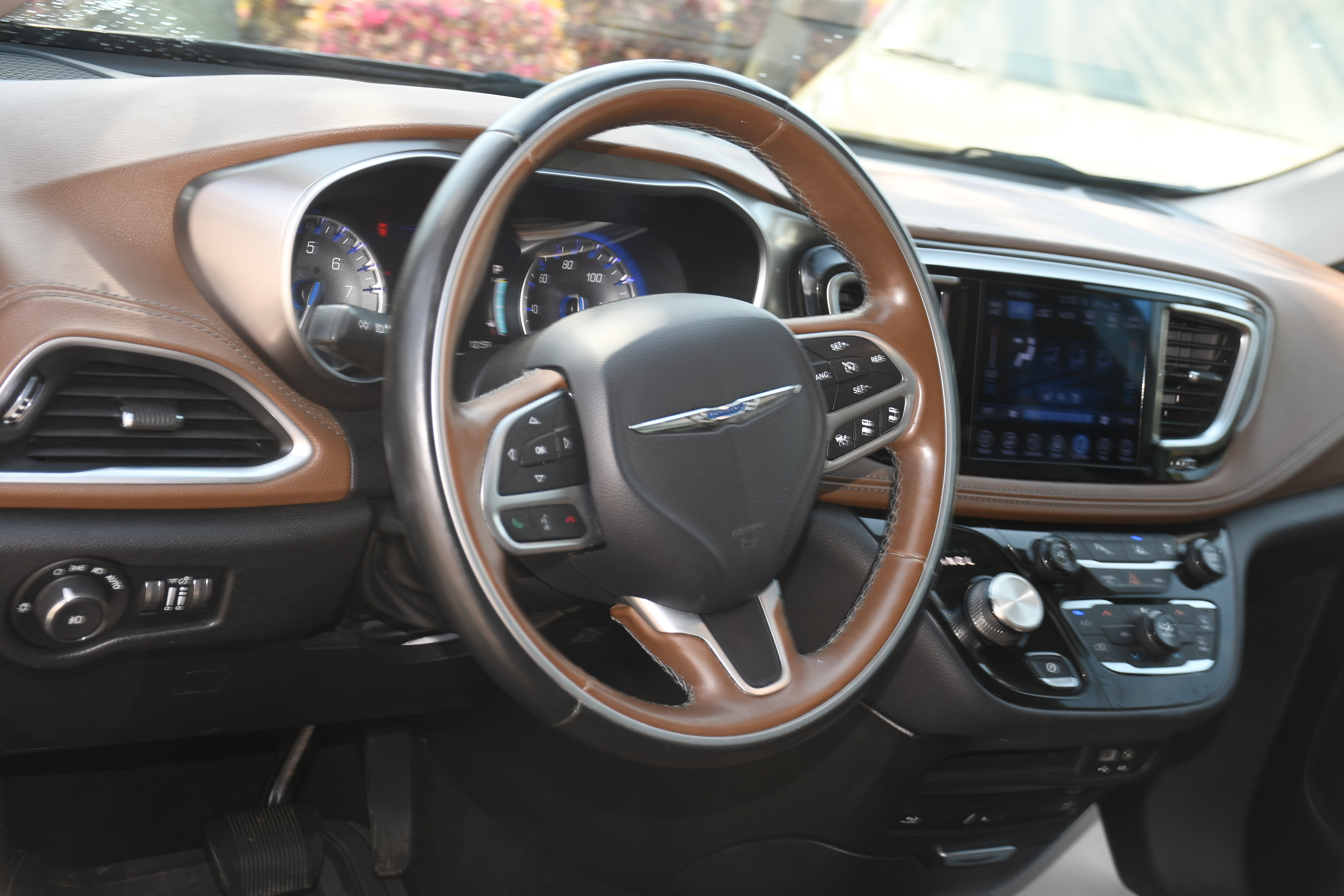 Used 2017 Chrysler Pacifica Limited w/ UConnect Theater Package image 9