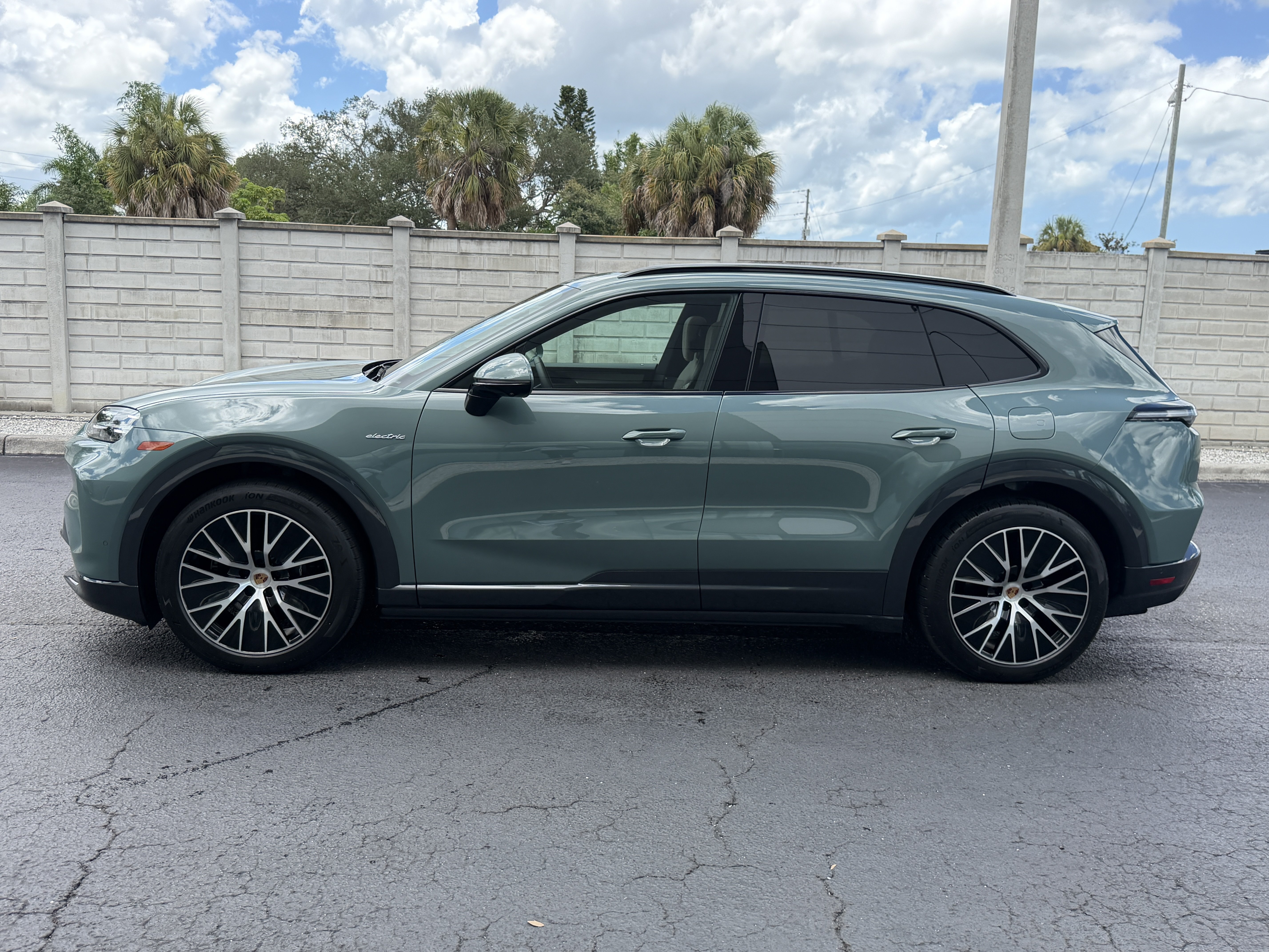 New 2026 Porsche Cayenne Electric AWD/4WD image 2