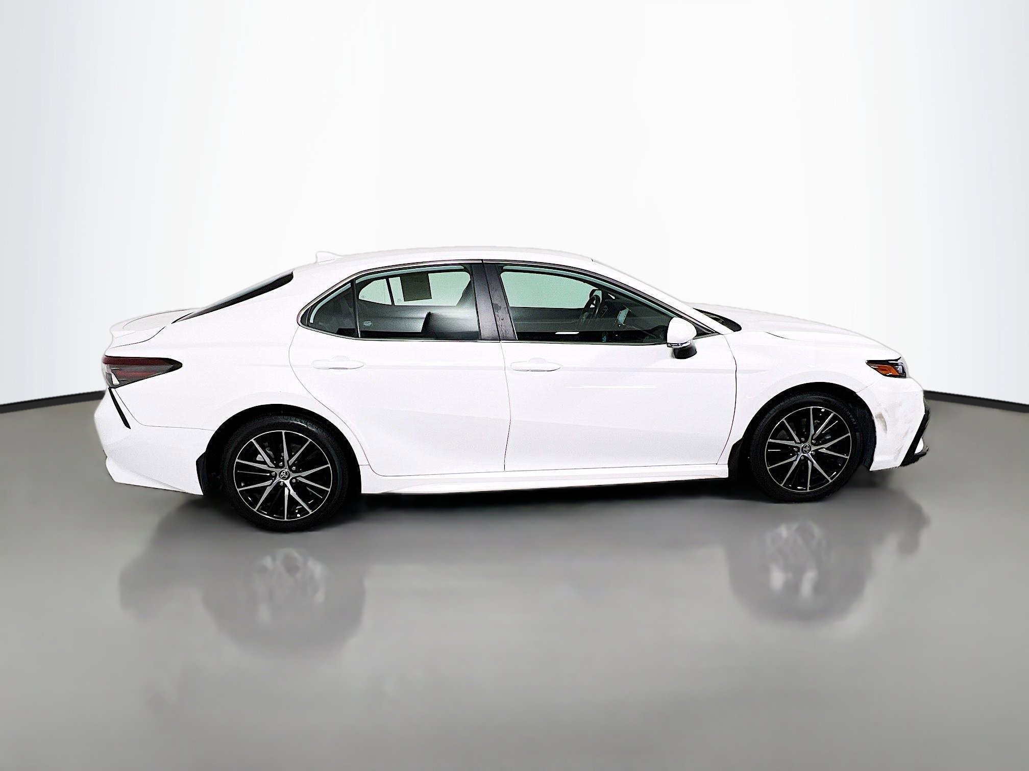 Used 2024 Toyota Camry SE FWD image 3