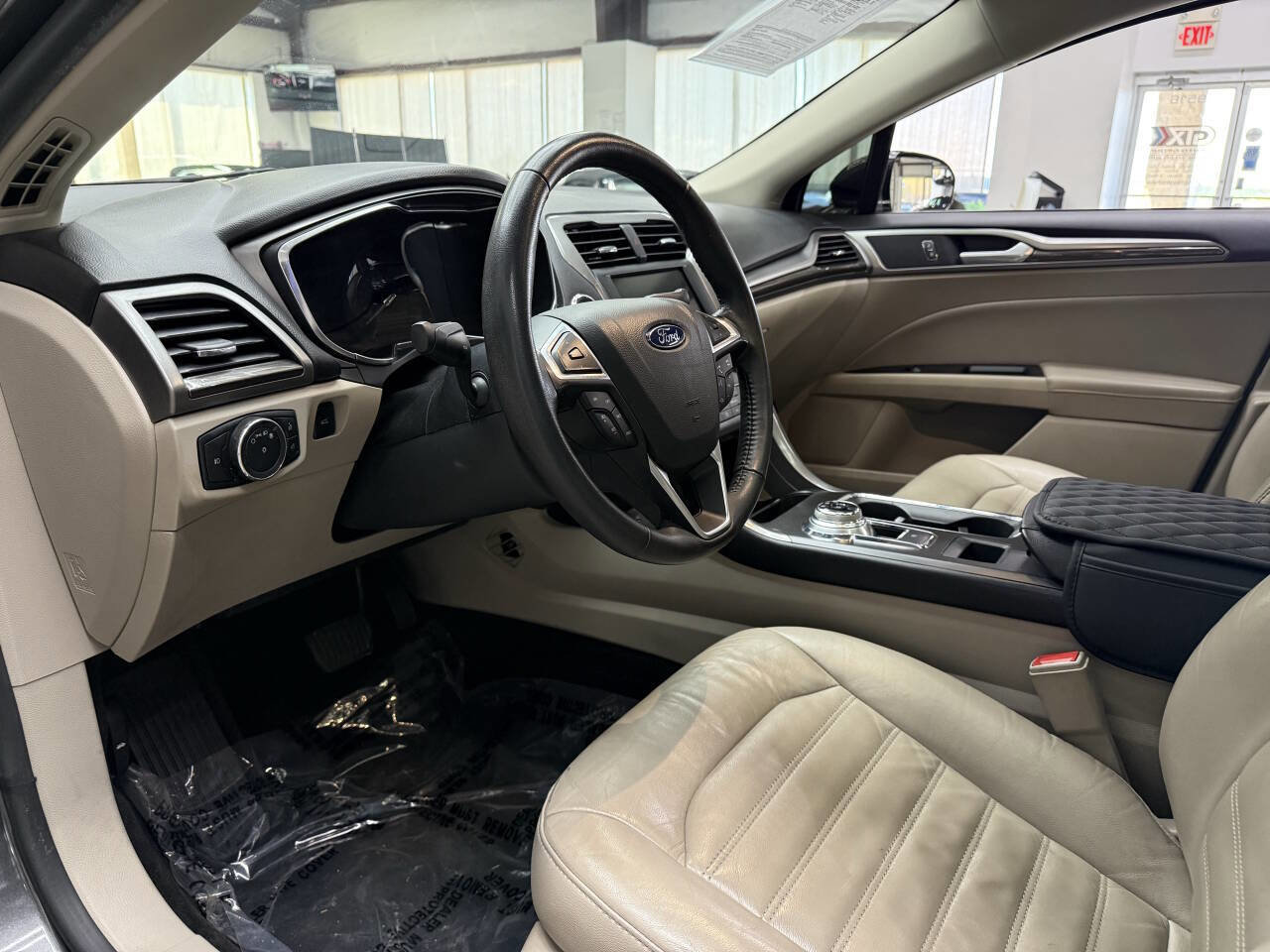 Used 2017 Ford Fusion SE w/ Fusion SE Technology Package FWD image 19