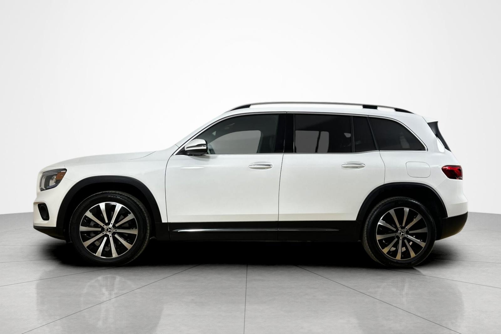 Used 2022 Mercedes-Benz GLB 250 image 2