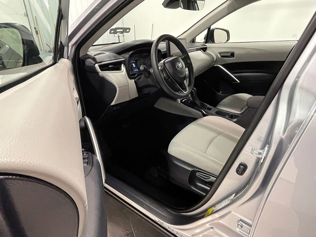 Used 2025 Toyota Corolla Cross LE image 3