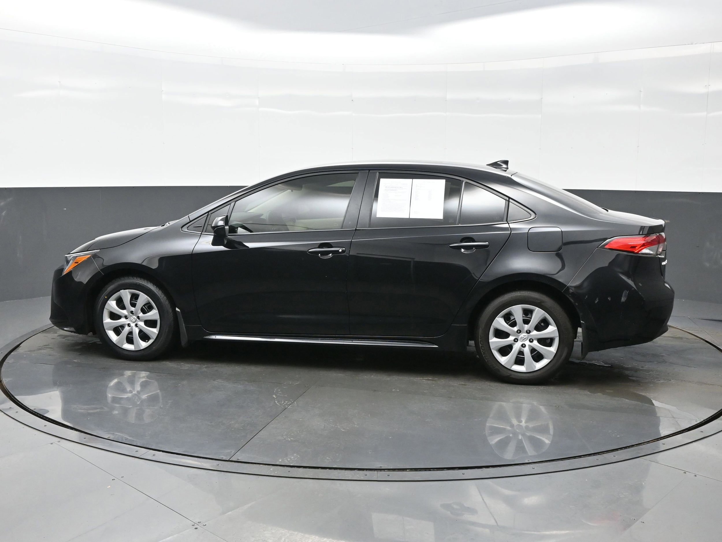 Used 2025 Toyota Corolla LE FWD image 3