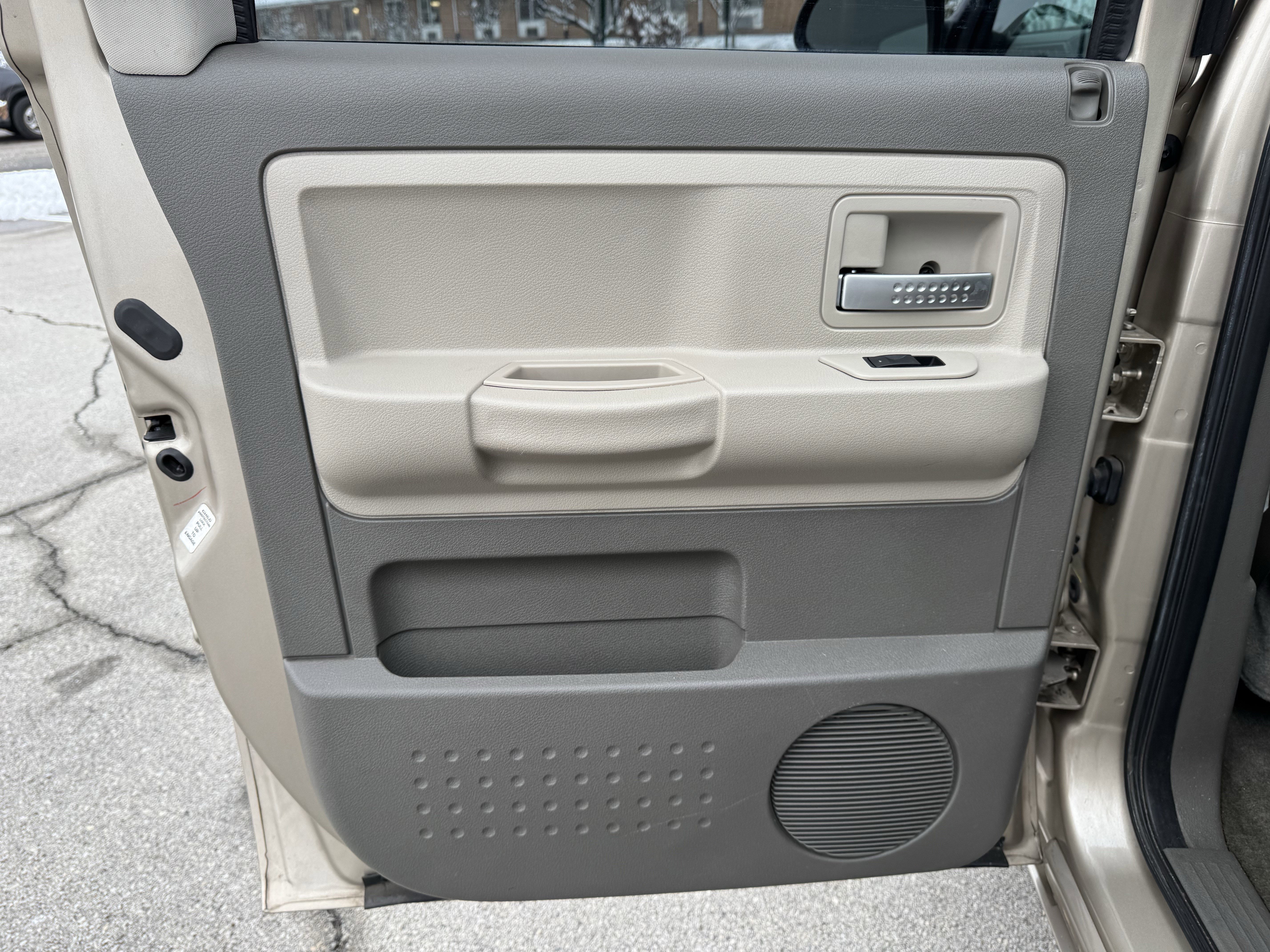 Used 2005 Dodge Dakota Laramie image 28