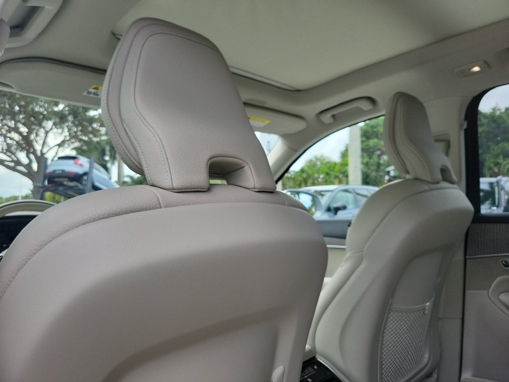 Certified 2025 Volvo XC90 T8 Plus w/ Protection Package Premier AWD/4WD image 17