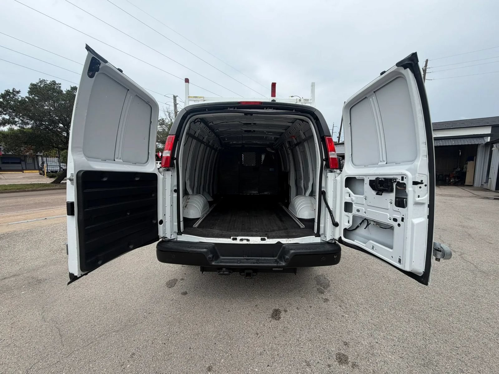 Used 2022 Chevrolet Express 3500 Extended w/ Driver Convenience Package RWD image 14