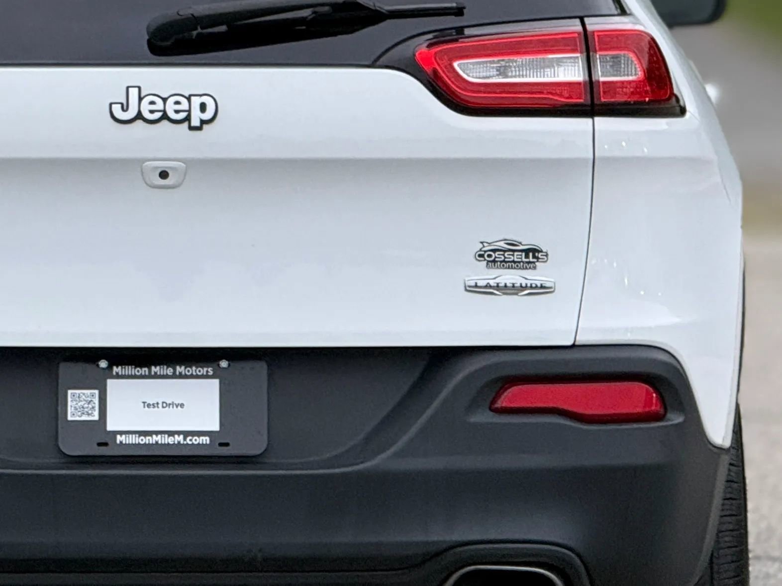 Used 2016 Jeep Cherokee Latitude w/ Cold Weather Group AWD/4WD image 14