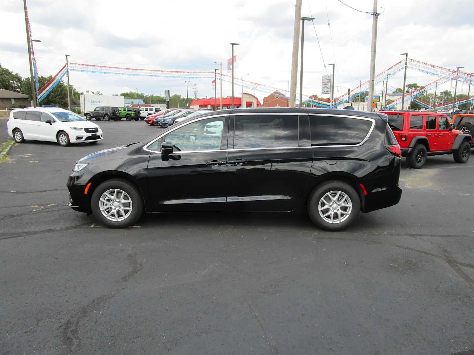 New 2026 Chrysler Pacifica Select