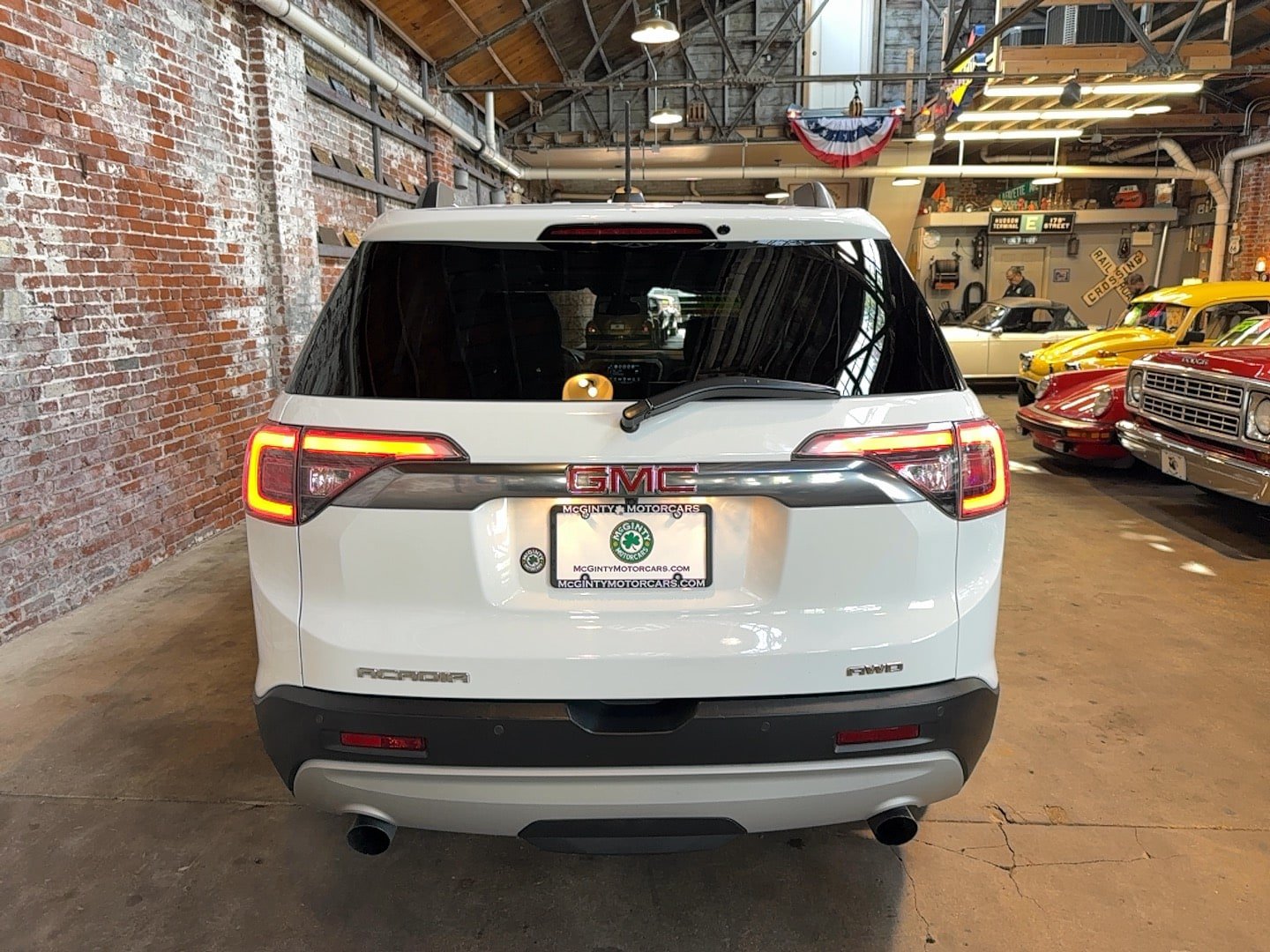 Used 2019 GMC Acadia SLT w/ LPO, Black Accent Package AWD/4WD image 4