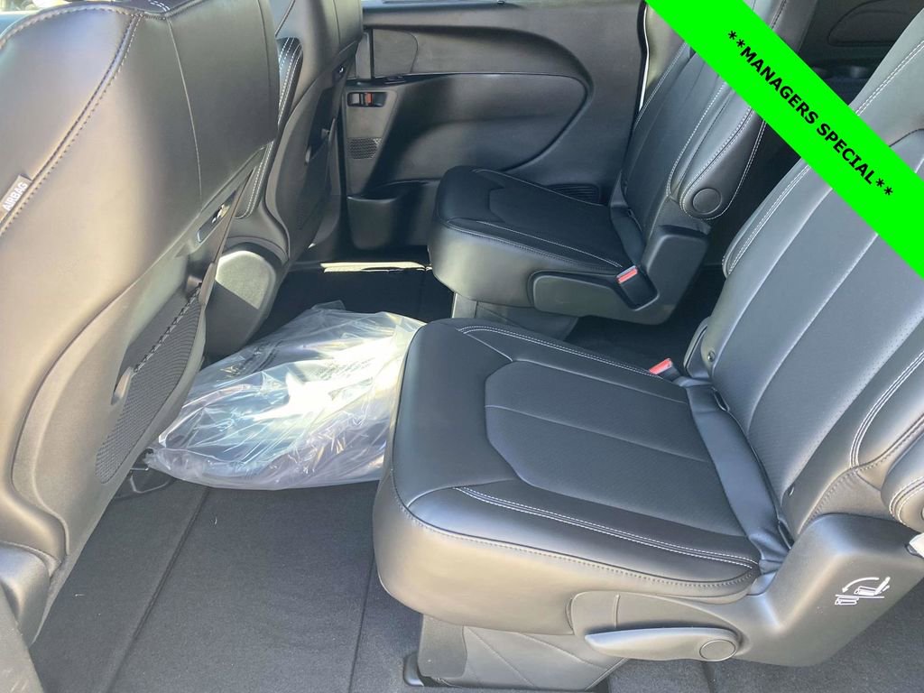 New 2026 Chrysler Pacifica Select image 15