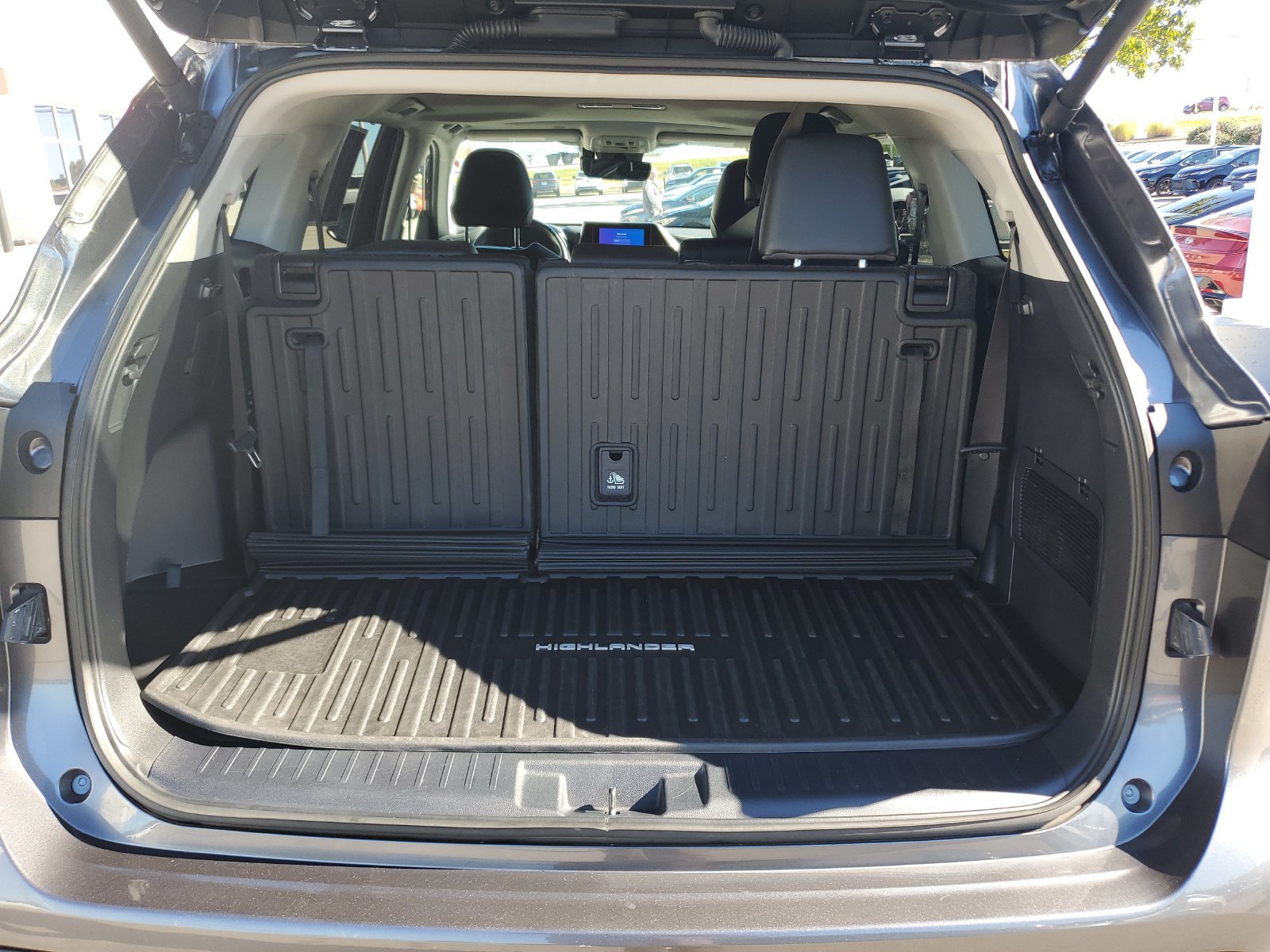 Used 2024 Toyota Highlander XLE AWD/4WD image 9