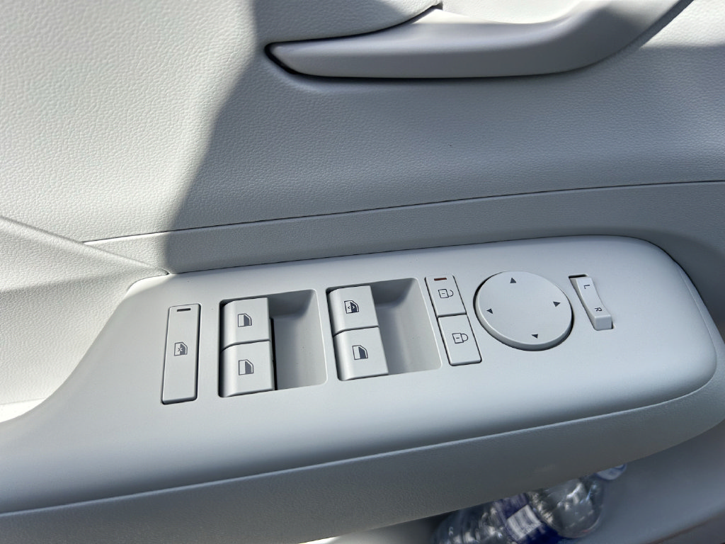 New 2027 Hyundai Kona SE FWD image 22