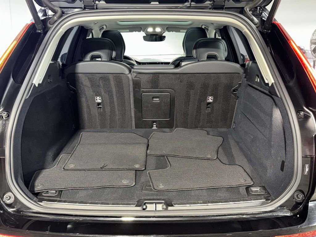 Used 2025 Volvo XC60 B5 Plus image 17