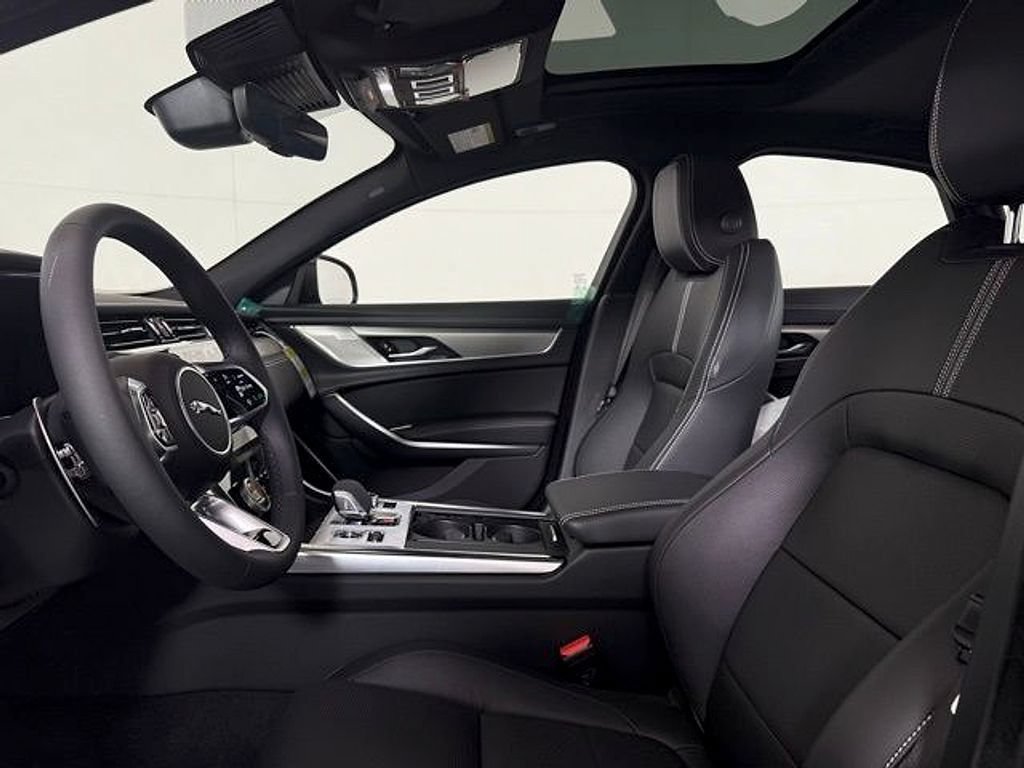 Certified 2024 Jaguar XF R-Dynamic SE AWD/4WD image 6
