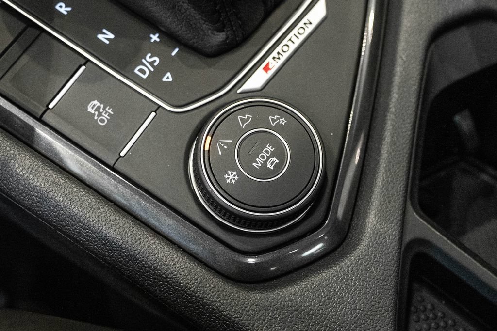 Used 2018 Volkswagen Tiguan SEL w/ 3rd Row Seat Package AWD/4WD image 25