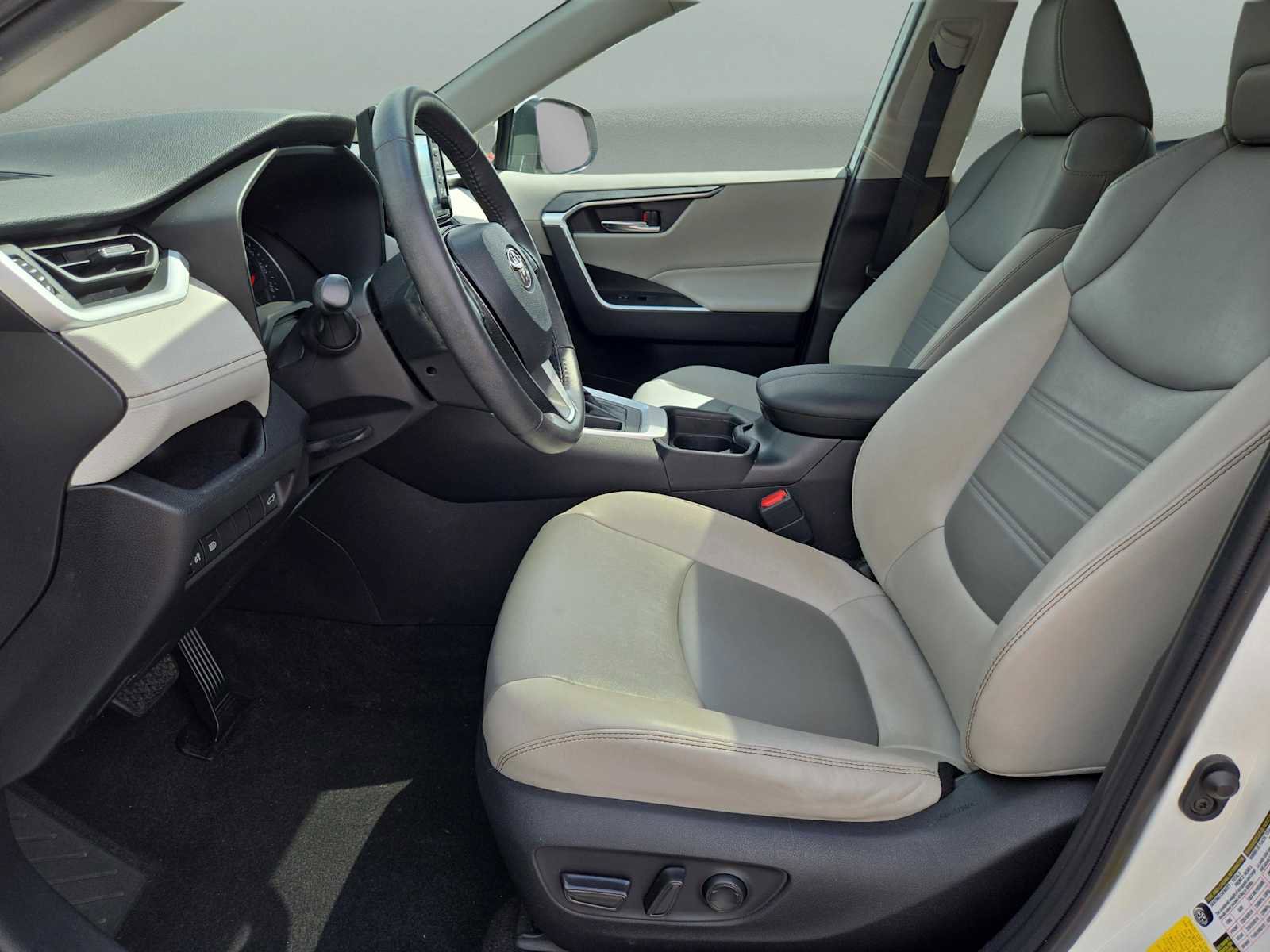 Used 2020 Toyota RAV4 XLE Premium image 21