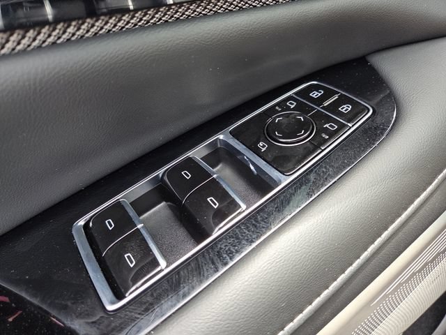 Used 2025 Cadillac Optiq Luxury 2 w/ LPO, Floor Liner Package AWD/4WD image 9