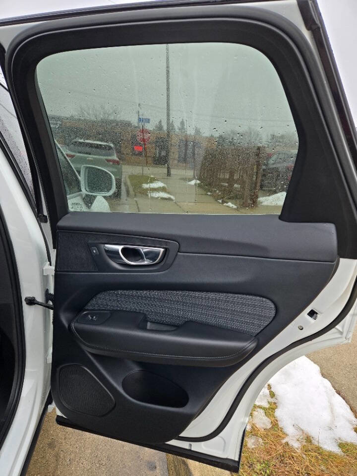 Used 2023 Volvo XC60 B5 Core image 33