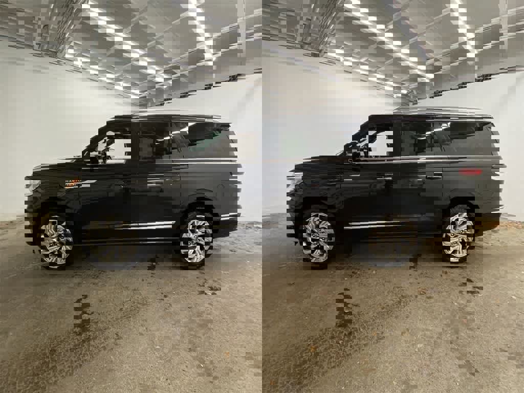 Used 2024 Lincoln Navigator L Premiere image 3