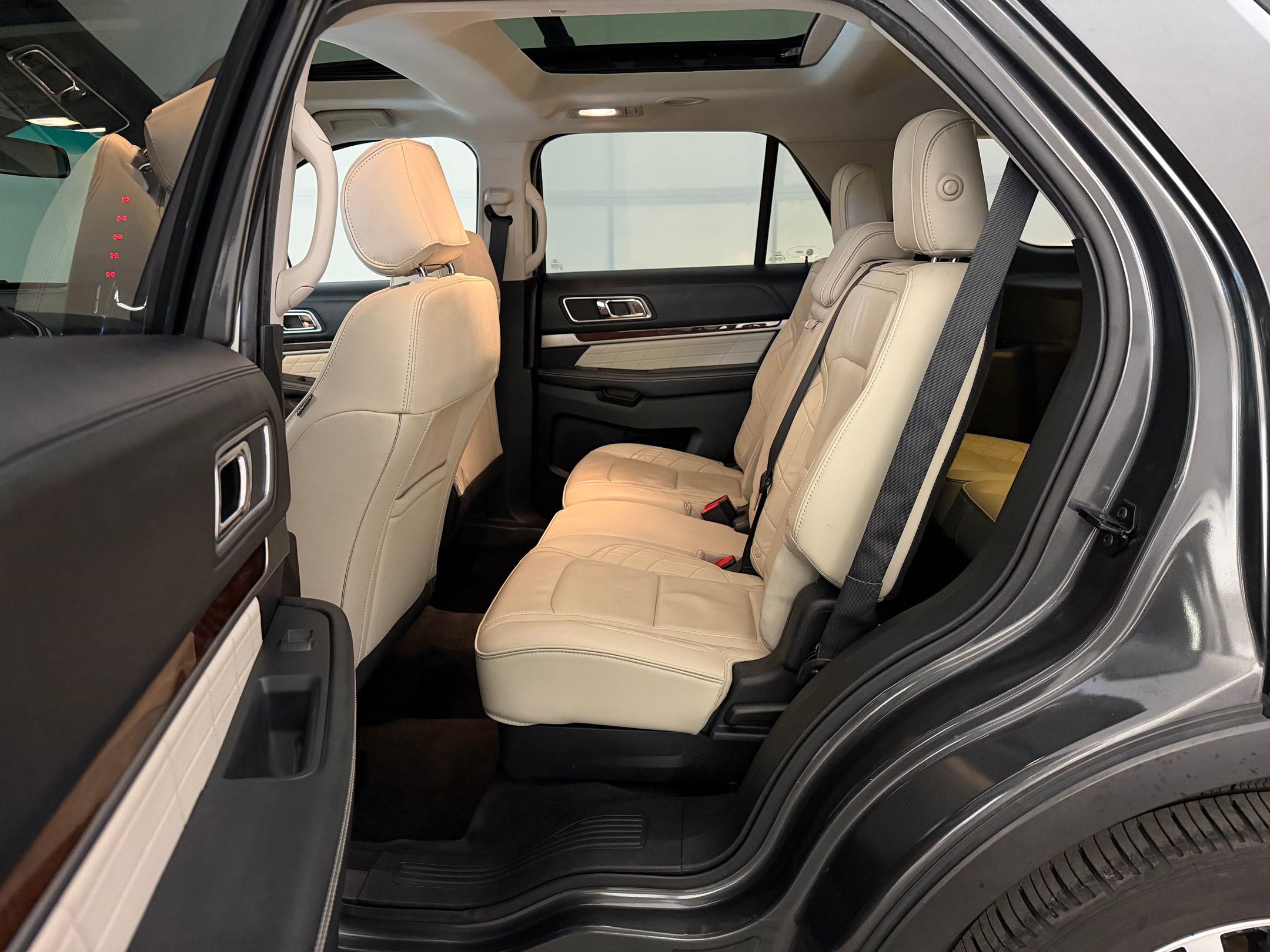 Used 2016 Ford Explorer Platinum AWD/4WD image 15