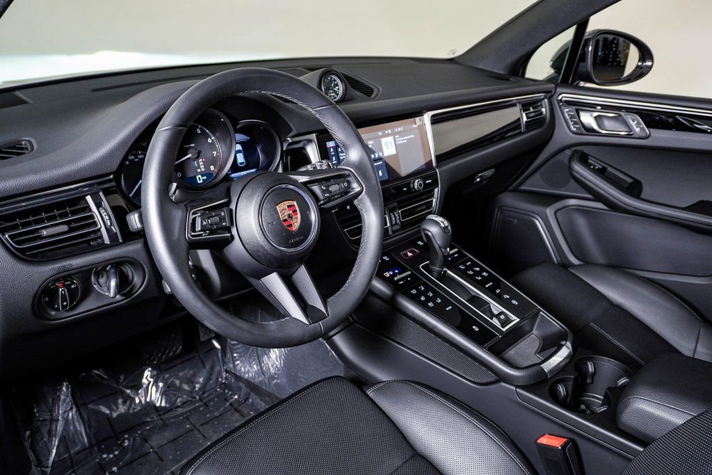 Certified 2025 Porsche Macan image 4