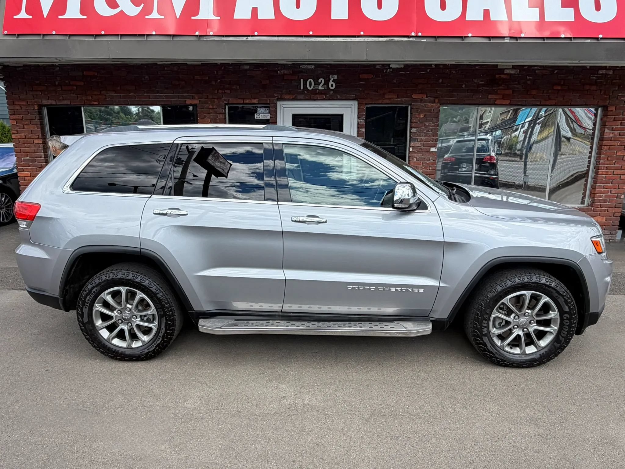 Used 2014 Jeep Grand Cherokee Limited w/ Luxury Group II AWD/4WD image 2