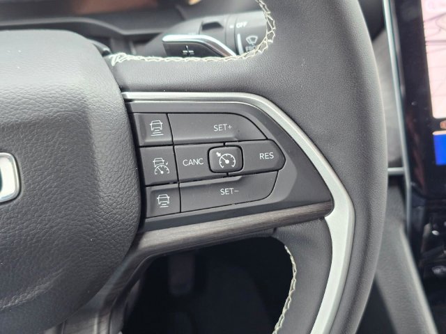 Used 2023 Jeep Grand Cherokee L Limited AWD/4WD image 30