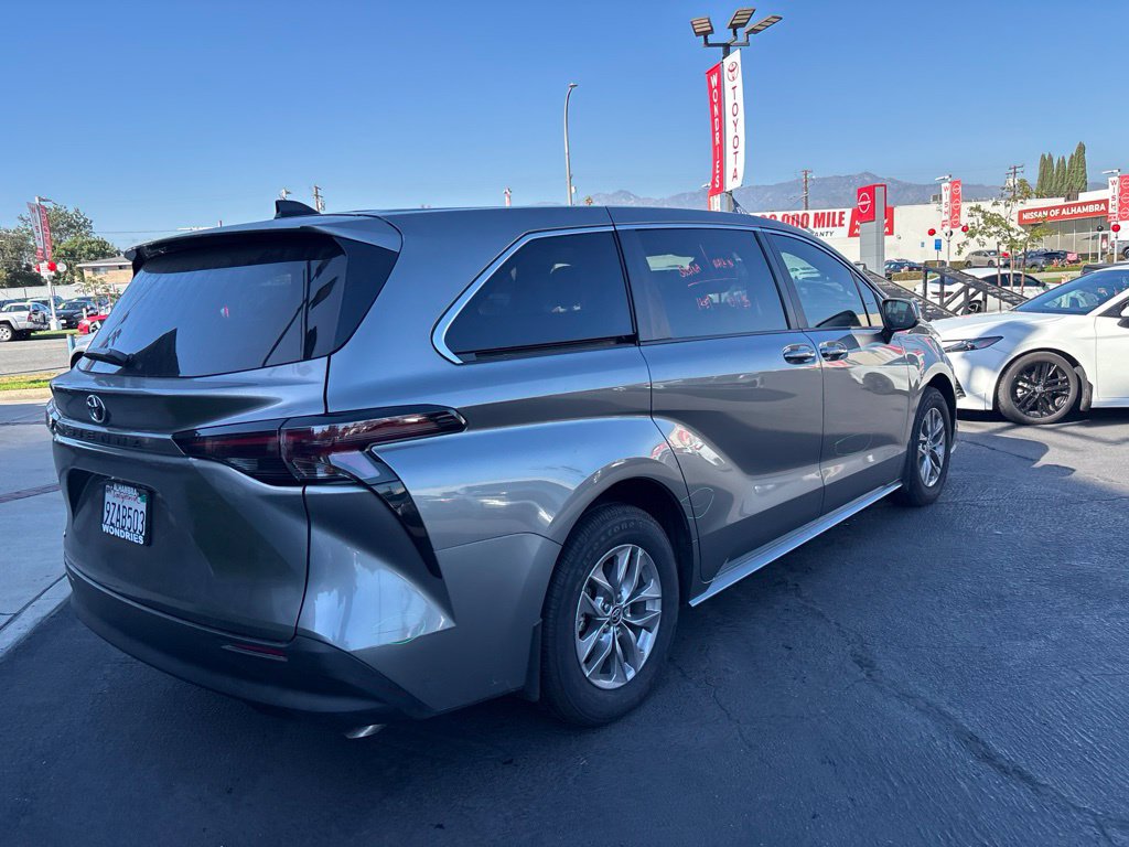Used 2026 Toyota Sienna LE FWD image 4
