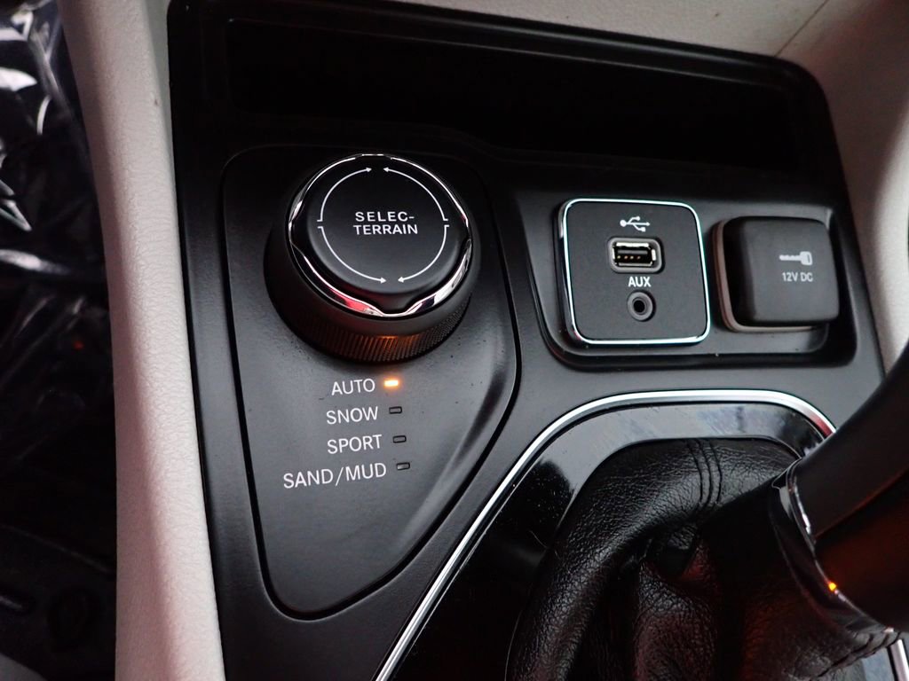 Used 2019 Jeep Cherokee Limited w/ Luxury Group image 36