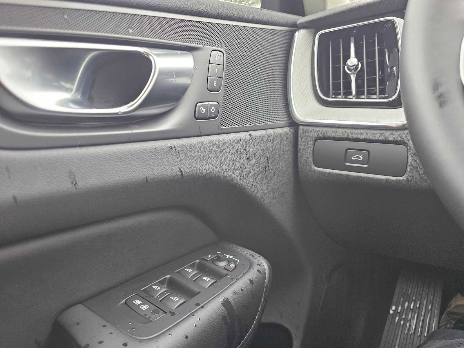 Certified 2025 Volvo XC60 B5 Plus image 31