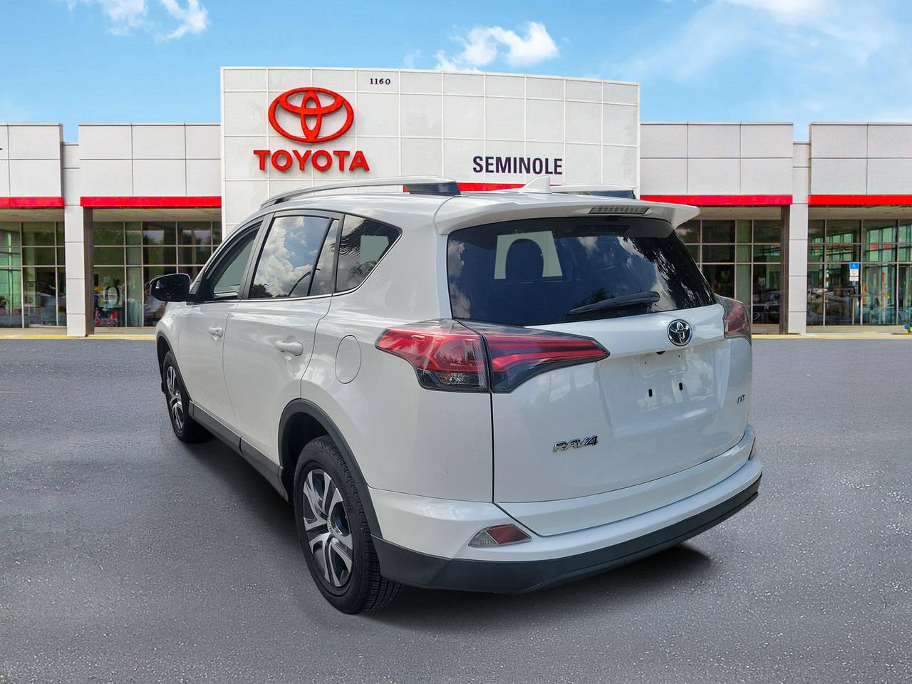 Used 2018 Toyota RAV4 LE FWD image 4