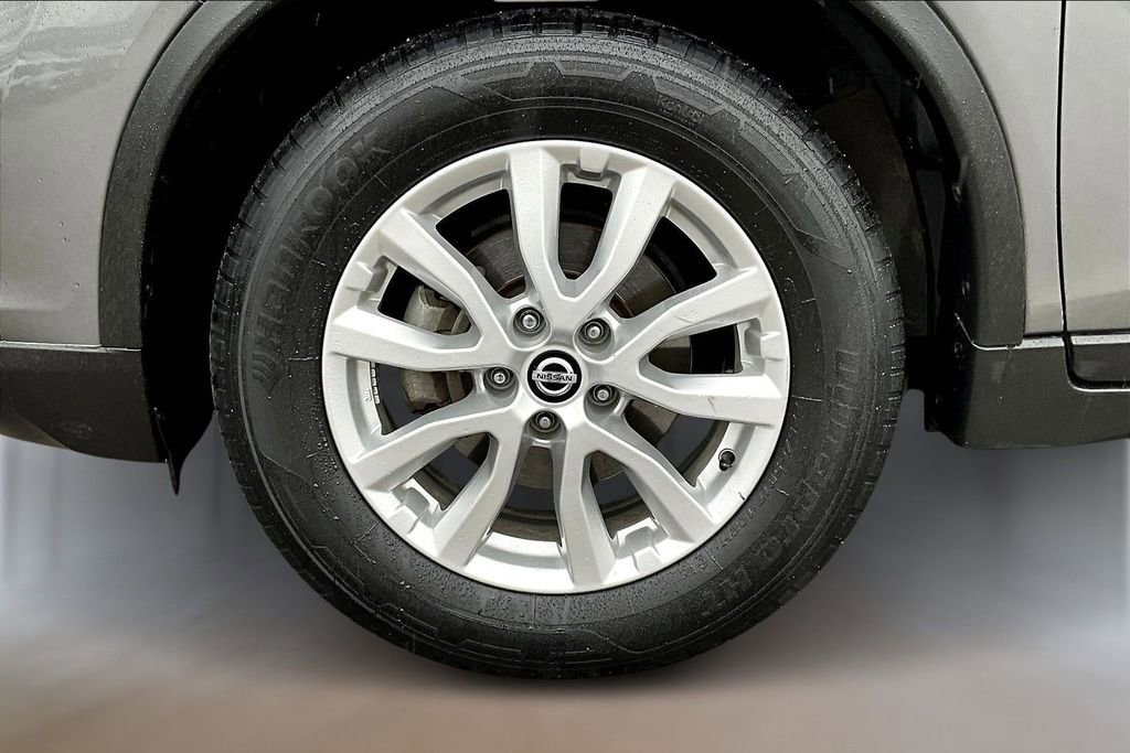 Used 2020 Nissan Rogue SV image 32