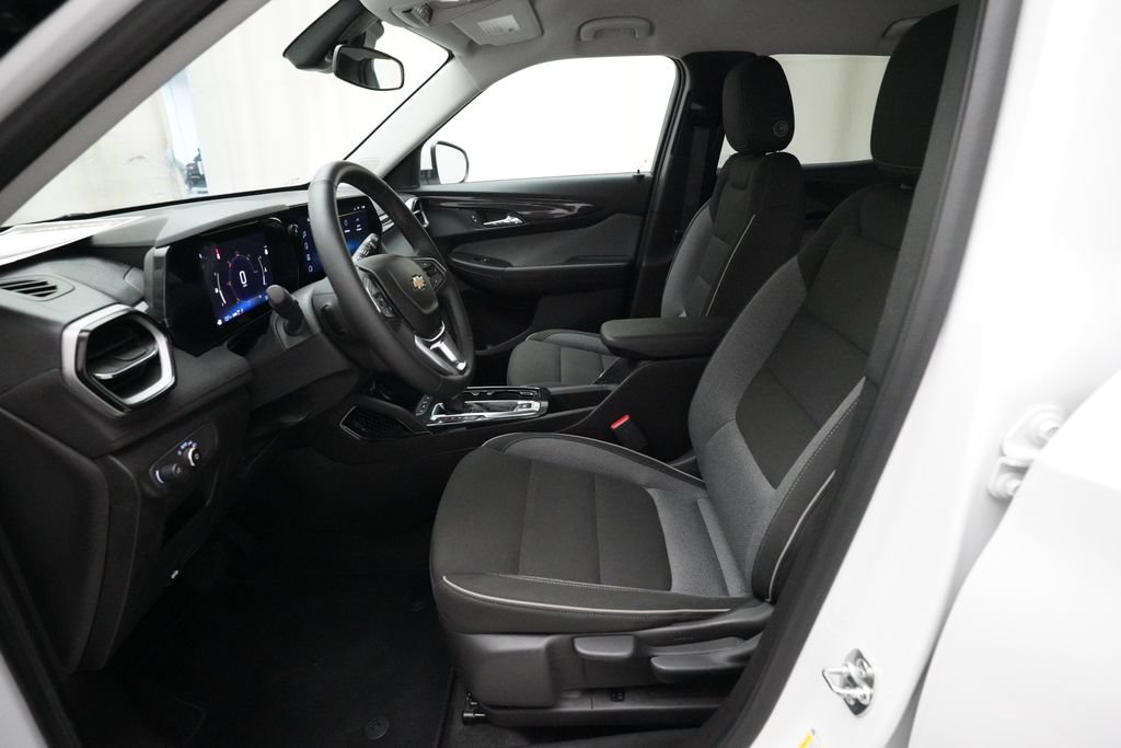 Used 2025 Chevrolet TrailBlazer LT w/ LT Cold Weather Package AWD/4WD image 7