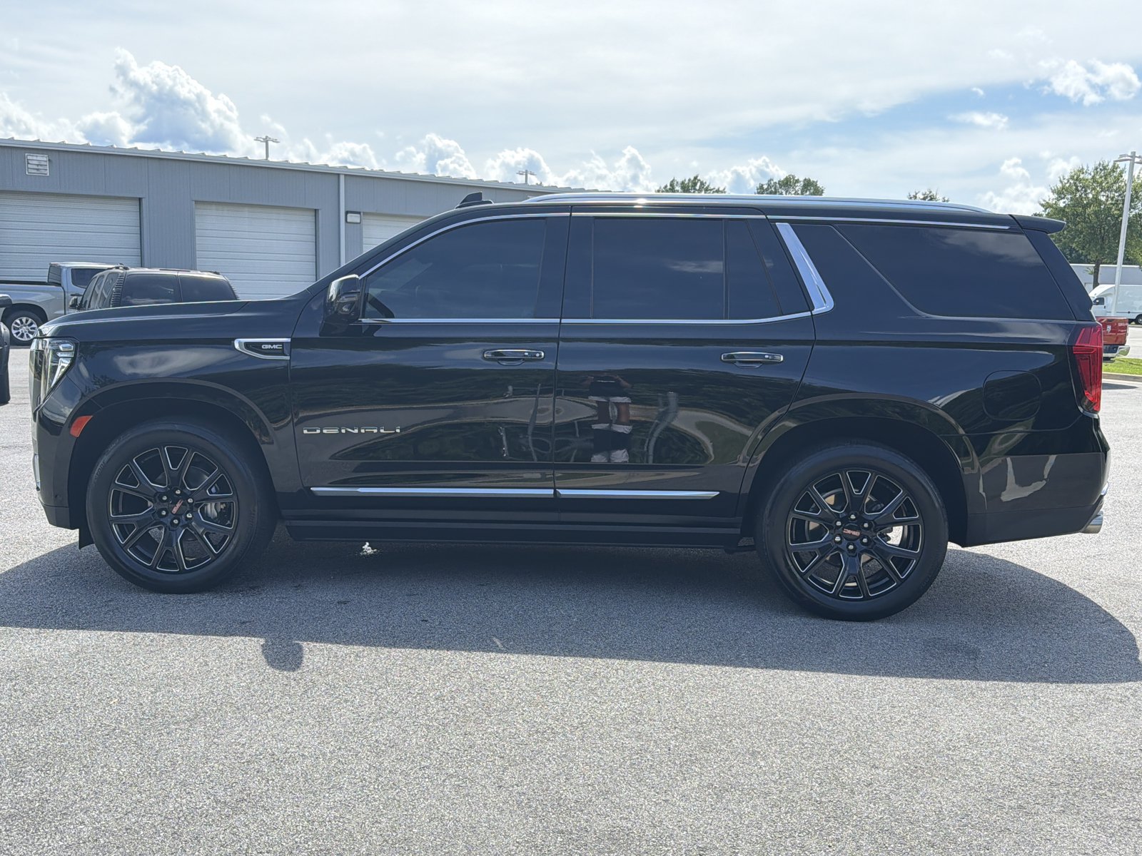 Used 2023 GMC Yukon Denali w/ Denali Reserve Package AWD/4WD image 9