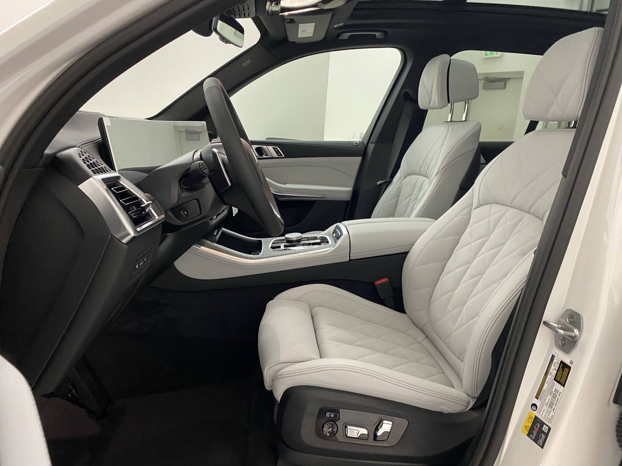 Used 2026 BMW X5 xDrive50e w/ Climate Comfort Package image 4