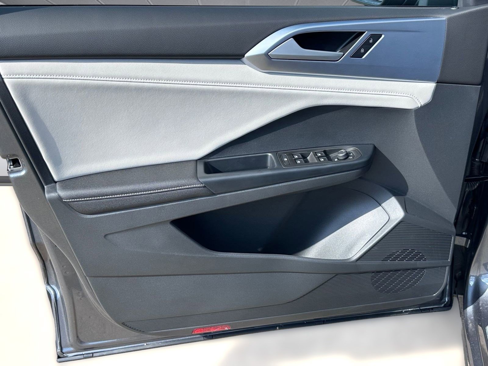 New 2026 Volkswagen Taos SE image 11