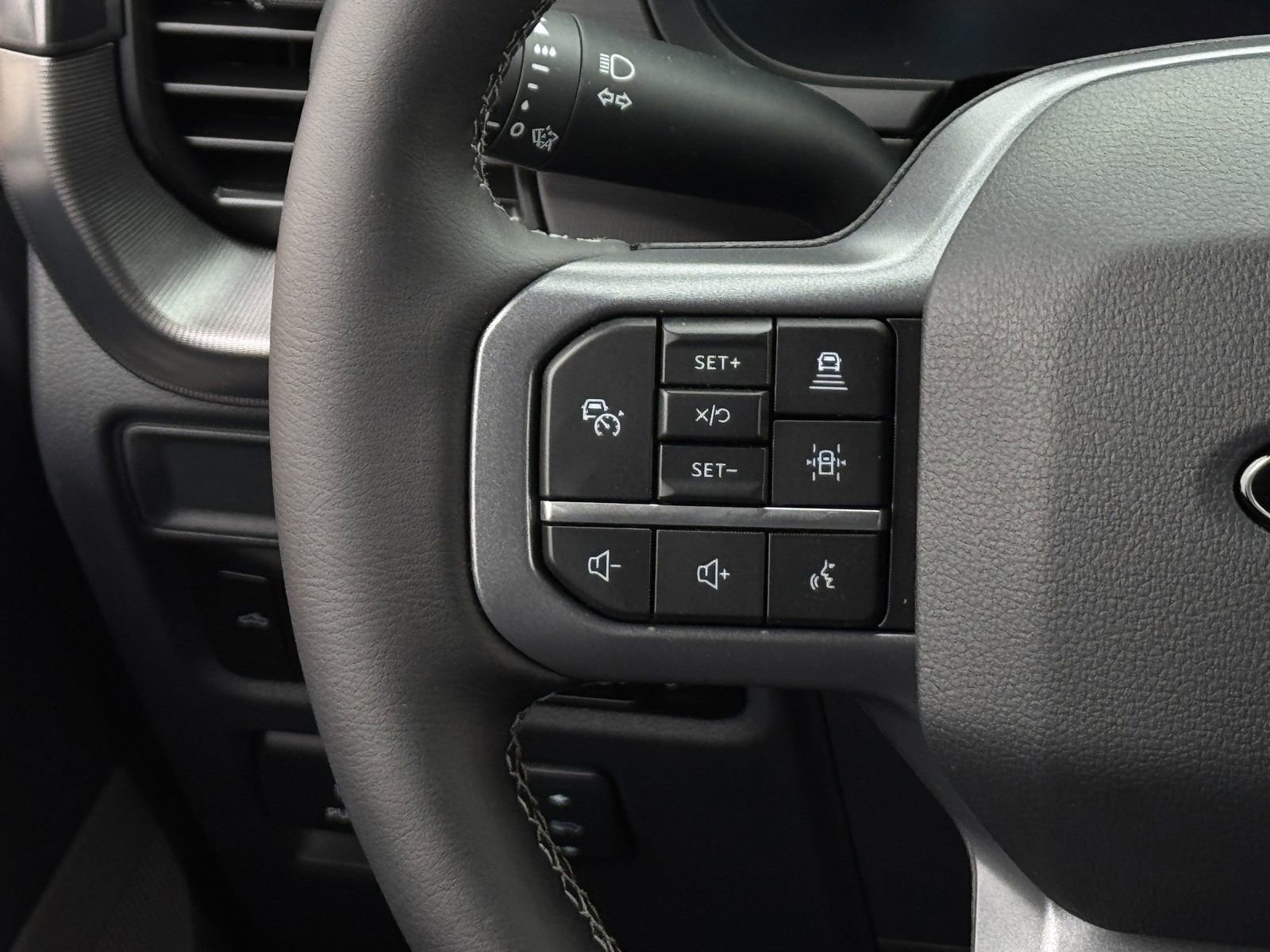 Used 2025 Ford F150 Lariat w/ Equipment Group 501A Mid image 16