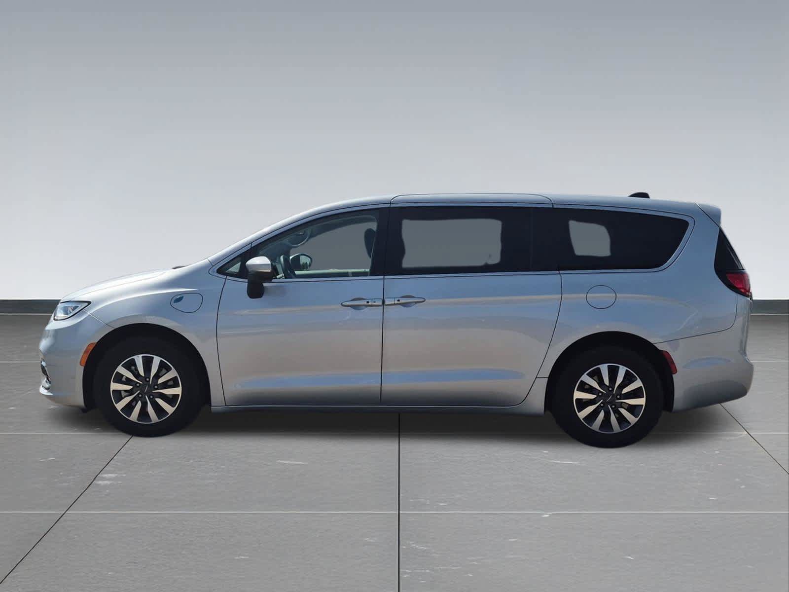 Used 2023 Chrysler Pacifica Touring-L FWD image 3
