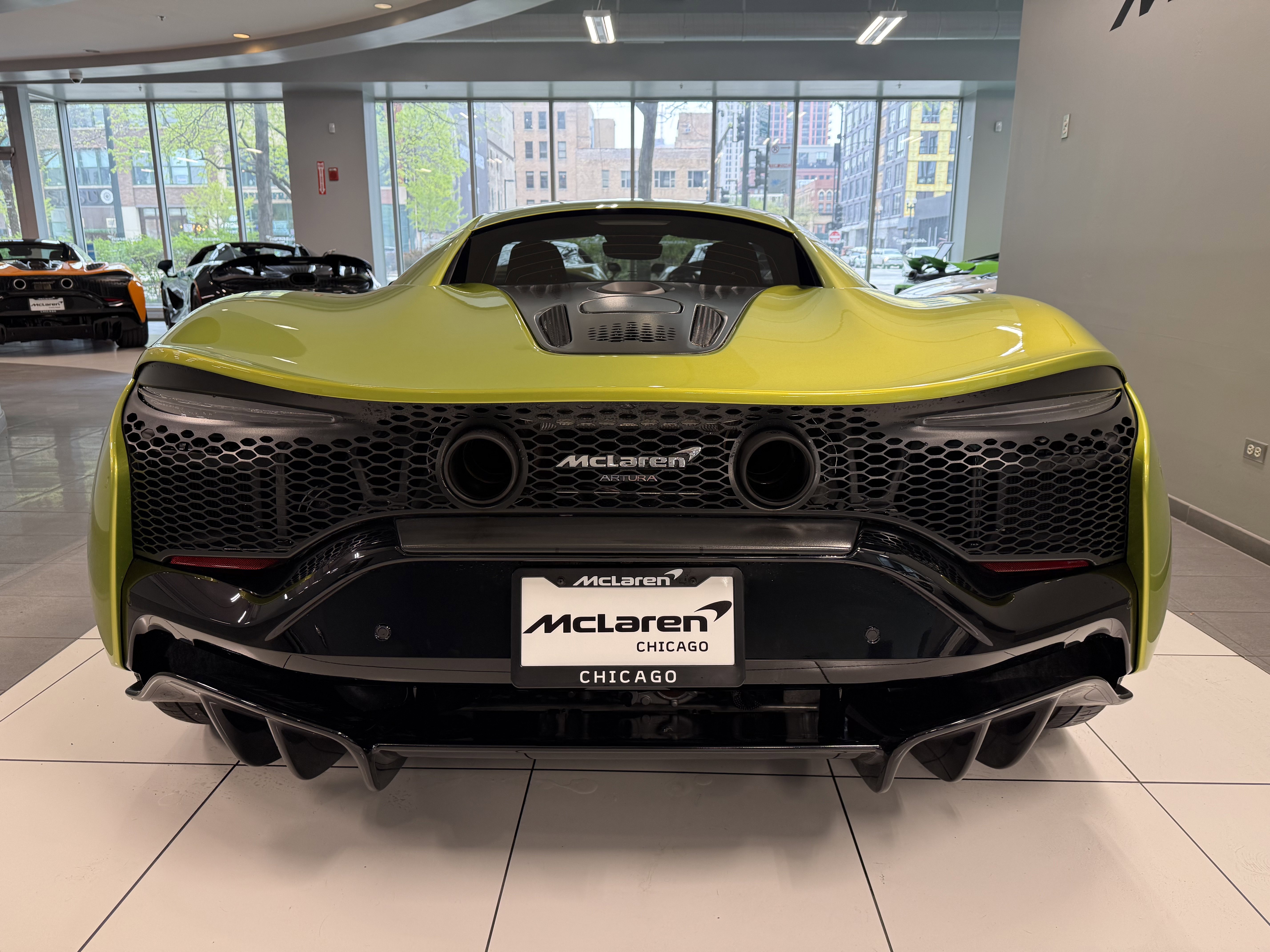 Used 2023 McLaren Artura RWD image 2