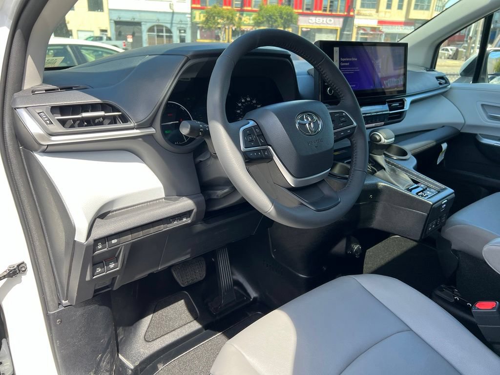 Used 2026 Toyota Sienna XLE FWD image 15