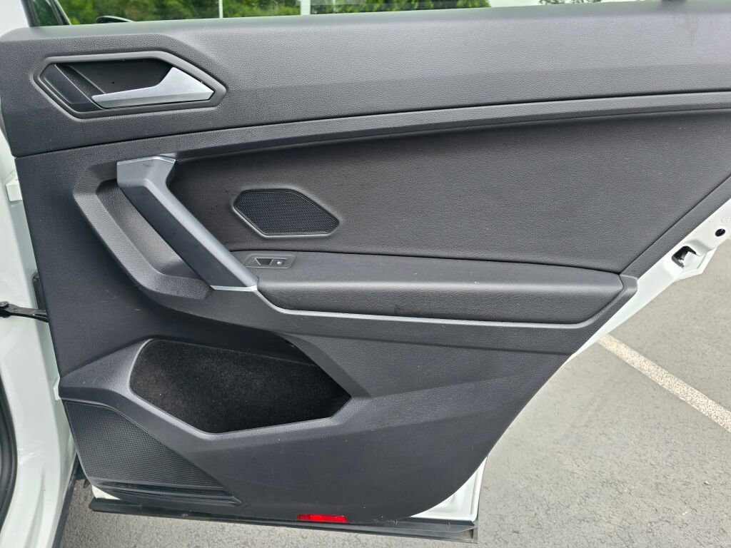 Used 2020 Volkswagen Tiguan SE image 42