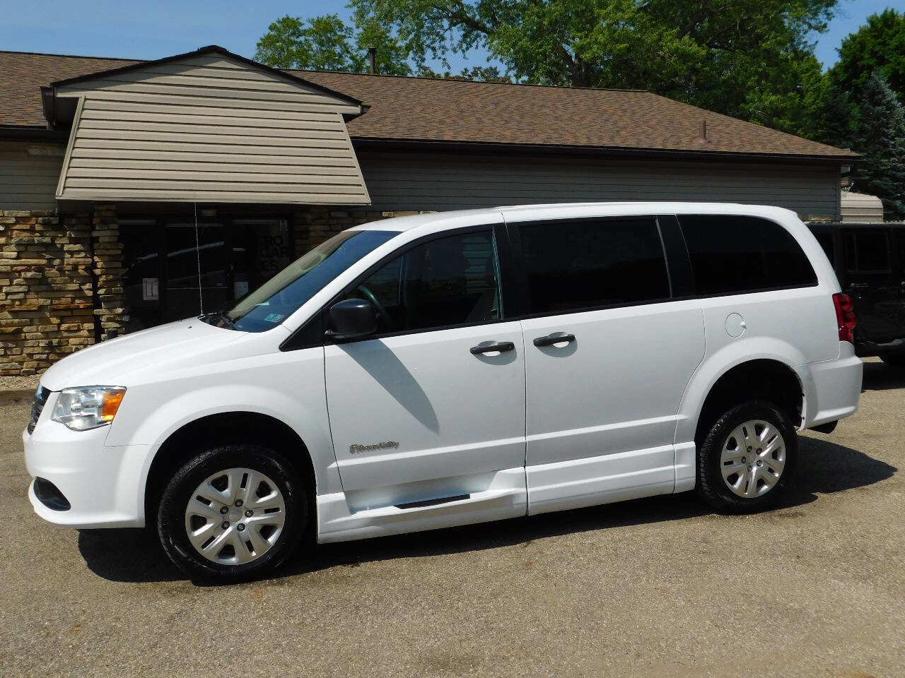 Used 2019 Dodge Grand Caravan SE image 12