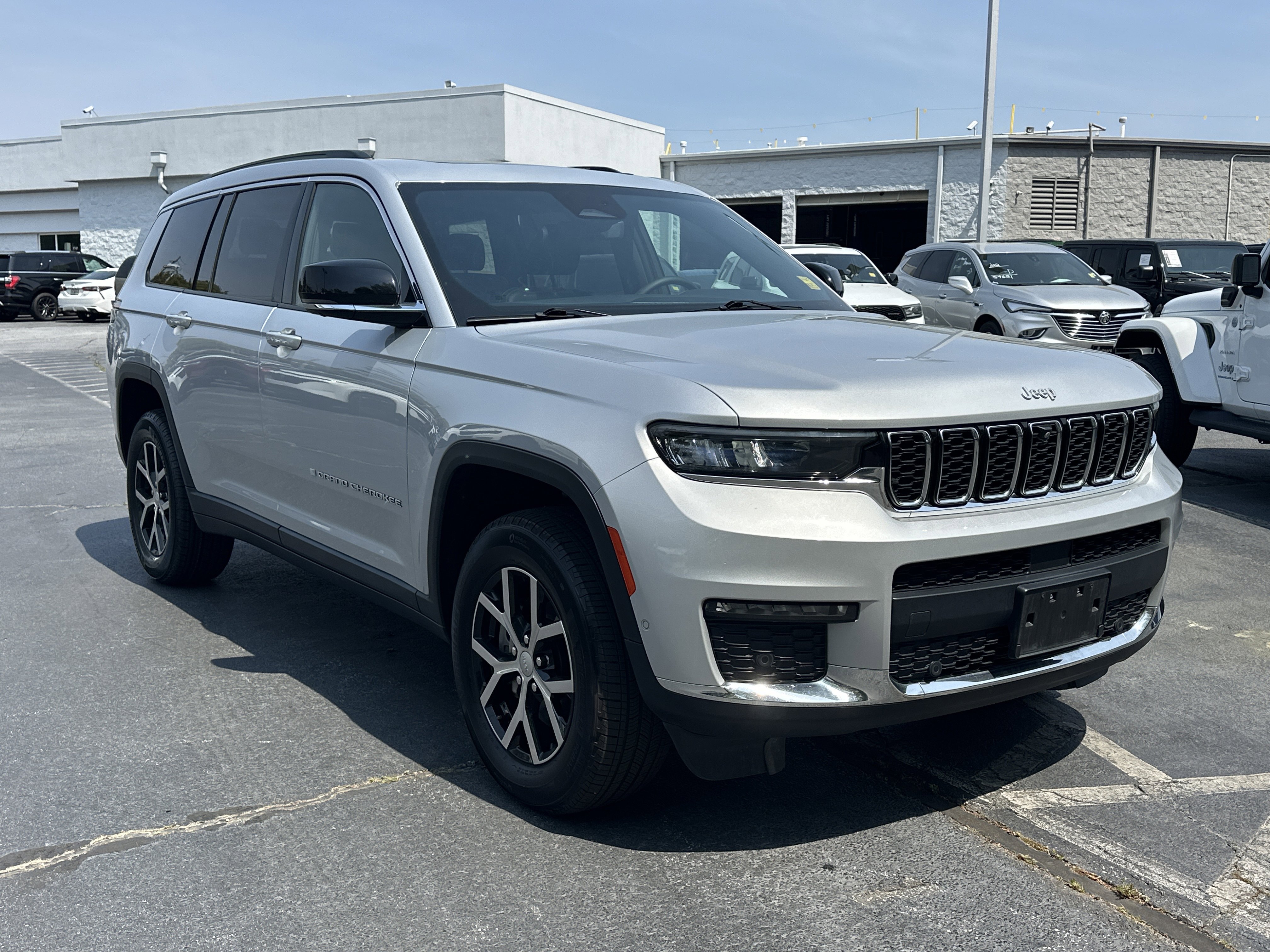 Used 2024 Jeep Grand Cherokee L Limited w/ Luxury Tech Group II image 2